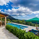 Villa Falcon Rook