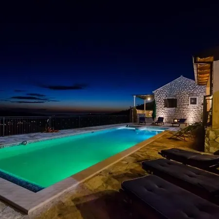Villa Falcon Rook *