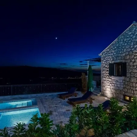 Villa Falcon Rook *