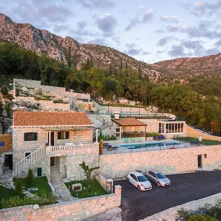Villa Falcon Rook
